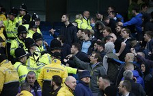 CĐV M.U và Man City choảng nhau trên khán đài sân Etihad