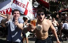 Hooligan Anh say xỉn đại náo Marseille, thách thức IS