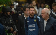 Cảnh sát vũ trang bảo vệ Messi và đồng đội