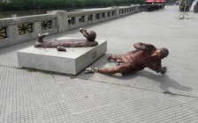 Bức tượng siêu sao Lionel Messi lại bị phá hoại