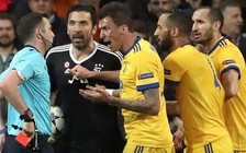 Buffon: 'Trái tim trọng tài Oliver chỉ là một thùng rác'