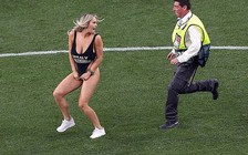 Một nữ CĐV ăn mặc sexy chơi trò 'cút bắt' trong trận chung kết Champions League