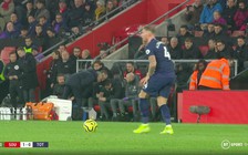 Ăn... thẻ vàng vì xem trộm, HLV Mourinho còn mắng đối thủ 'ngu dốt'