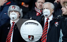 Tranh cãi khi CĐV đeo khẩu trang xem Ngoại hạng Anh