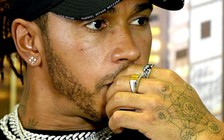 Lewis Hamilton cực sốc khi chặng F1 Úc GP vẫn đua