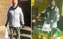 HLV Mourinho tranh thủ làm 'shipper' trong mùa dịch Covid-19