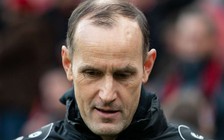 HLV bị cấm chỉ đạo khi Bundesliga trở lại vì lỡ đi... mua kem đánh răng