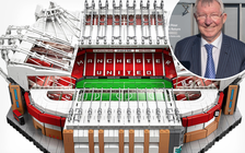 Sir Alex Ferguson ghép Lego sân Old Trafford “cực siêu”
