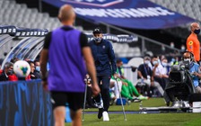 PSG nhận cú sốc: Mbappe nứt xương chân, có thể nghỉ dài hạn