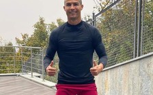 Cristiano Ronaldo bất ngờ xuống tóc, hạ quyết tâm thắng Covid-19