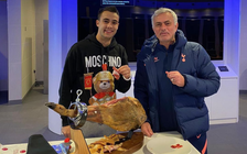 HLV Mourinho thua cược một chiếc đùi lợn hun khói giá 500 bảng