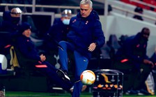 HLV Mourinho giải thích vì sao Harry Winks và Dele Alli bỏ vào phòng thay đồ