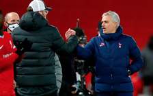 HLV Mourinho gọi HLV Klopp ‘như con rối’, và Tottenham ‘nếu hòa cũng như thua Liverpool’