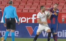 Messi thoát thẻ phạt dù gạt tay trúng mặt đối thủ