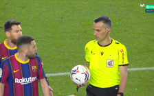 Messi bị trọng tài dọa phạt thẻ vàng khi hiệp đấu đã kết thúc