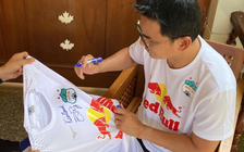 Báo chí Thái Lan: V-League đột ngột hoãn vì Covid-19, Kiatisak làm từ thiện cùng HAGL