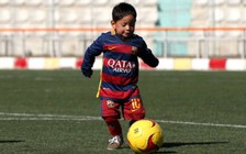 Cậu bé mặc áo Messi bằng túi ni lông cầu xin được rời khỏi Afghanistan