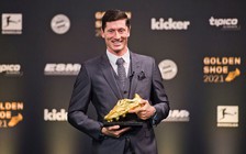 Lewandowski nhận Chiếc giày vàng châu Âu, e ngại Karim Benzema ở cuộc đua mới