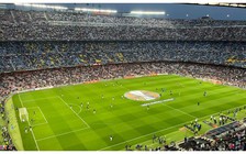 CĐV Barcelona bị chỉ trích đã phản bội đội nhà ở trận thua Eintracht Frankfurt