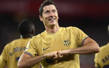 Lewandowski giúp Barcelona bám sát Real Madrid