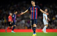 Lewandowski lập cú đúp giữ hy vọng mong manh cho Barcelona tại Champions League