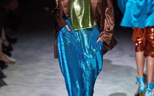 Bộ sưu tập Xuân Hè 2022 mang màu sắc tràn đầy hy vọng trên chất liệu sequin của TomFord