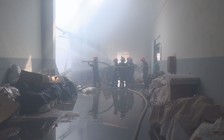 Bình Định: Cháy lớn, 3.000 m2 nhà xưởng và hàng chục tấn nguyên liệu bị thiêu rụi