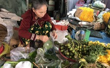 'Tết đến sát hông rồi, mua mau mà về cúng bà con ơi!'