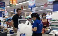 Nhiều người 'quên' đeo khẩu trang khi đi siêu thị