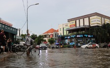 Khu nhà giàu Thảo Điền ngập nặng sau cơn mưa lớn thoáng qua