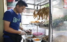 Mê bánh ướt lòng gà Đà Lạt, 'chế lại' bán cho người Sài Gòn gần 500 phần/ngày