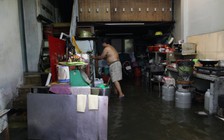 Trận mưa 'lịch sử' ở TP.HCM: Đến chiều người dân vẫn bì bõm quét nước, dọn nhà