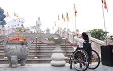 Người Sài Gòn đi chùa lễ Phật đản: 'Cầu bình an vượt qua dịch Covid-19'
