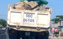 'Truy lùng” xe chở đá tảng khổng lồ phóng bon bon để phạt nặng