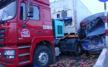 Xe container va chạm xe tải, thanh long đổ đầy QL1