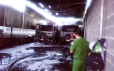 Hai xe bồn chở đầy xăng cháy dữ dội, một tài xế bỏng nặng