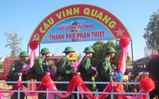 Thanh niên bước qua 'Cầu vinh quang' trước khi nhập ngũ