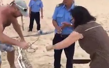 Chủ resort vung dao chặt lưới bóng chuyền du khách giăng trên bãi biển