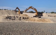 Bãi đá 7 màu ở Bình Thuận bị xâm hại nghiêm trọng