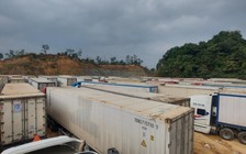 Tài xế chở thanh long 'khóc ròng' ở cửa khẩu chờ thông quan sang Trung Quốc