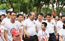 Phó thủ tướng đi bộ kêu gọi 'uống ượu bia - không lái xe'