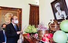 Chủ tịch nước Nguyễn Xuân Phúc dâng hương tưởng nhớ Đại tướng Võ Nguyên Giáp