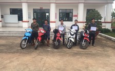 Bàn giao 5 nghi phạm 'mang xe gian qua Campuchia tiêu thụ' cho Công an Lộc Ninh