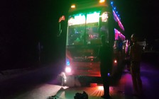 Xe máy chặn xe khách giường nằm, bị kéo lê gần 1 km, cả 2 xe phát cháy