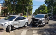 Xe Innova 'húc' Chevrolet Cruze ở Bình Phước