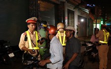 Đi tất niên xóm về... nhiều người 'dính' thổi nồng độ cồn