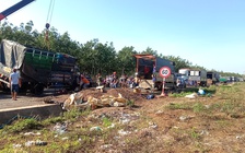 Lật xe chở hàng chục tấn hạt điều, người dân gom giúp tài xế bị nạn