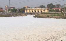 Nước sông Nhuệ ô nhiễm biến kênh tưới tiêu thành 'sông tuyết' hôi thối