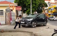 Đập phá ô tô Honda CR-V trước cổng ngân hàng do mâu thuẫn cá nhân
