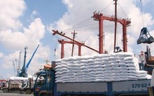 Bù gần 2,7 tấn phân bón cho người dân